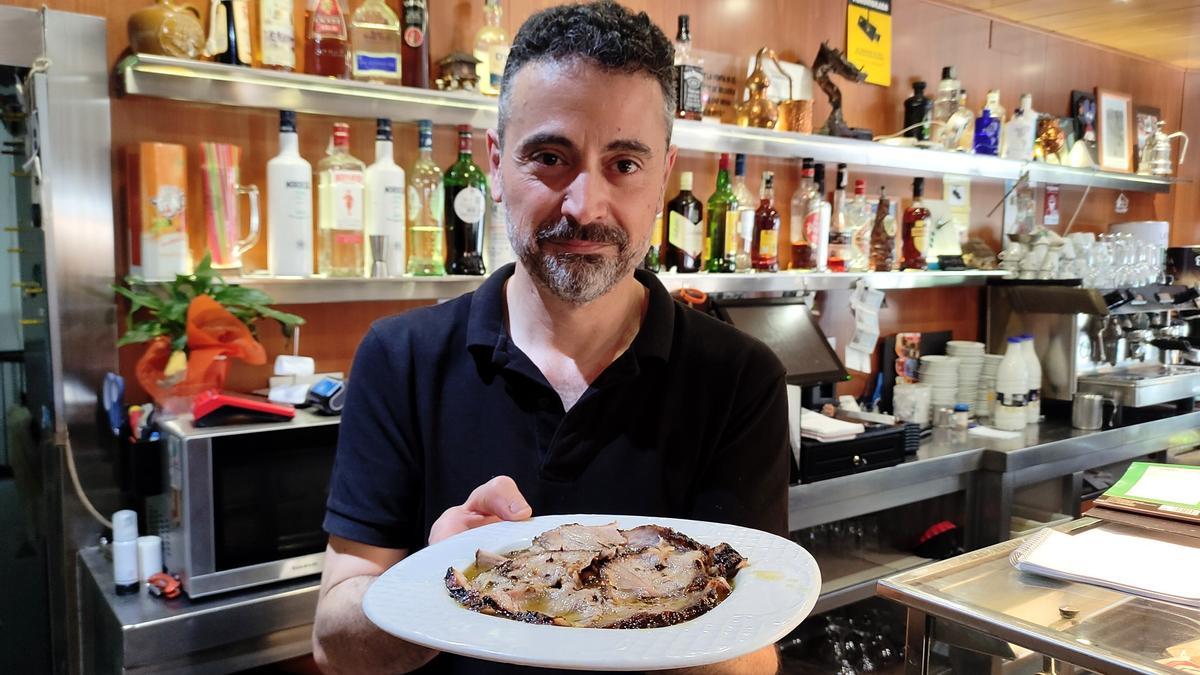 Jesús Pérez en la barra de A Garrotxa con la ración de lacón asado