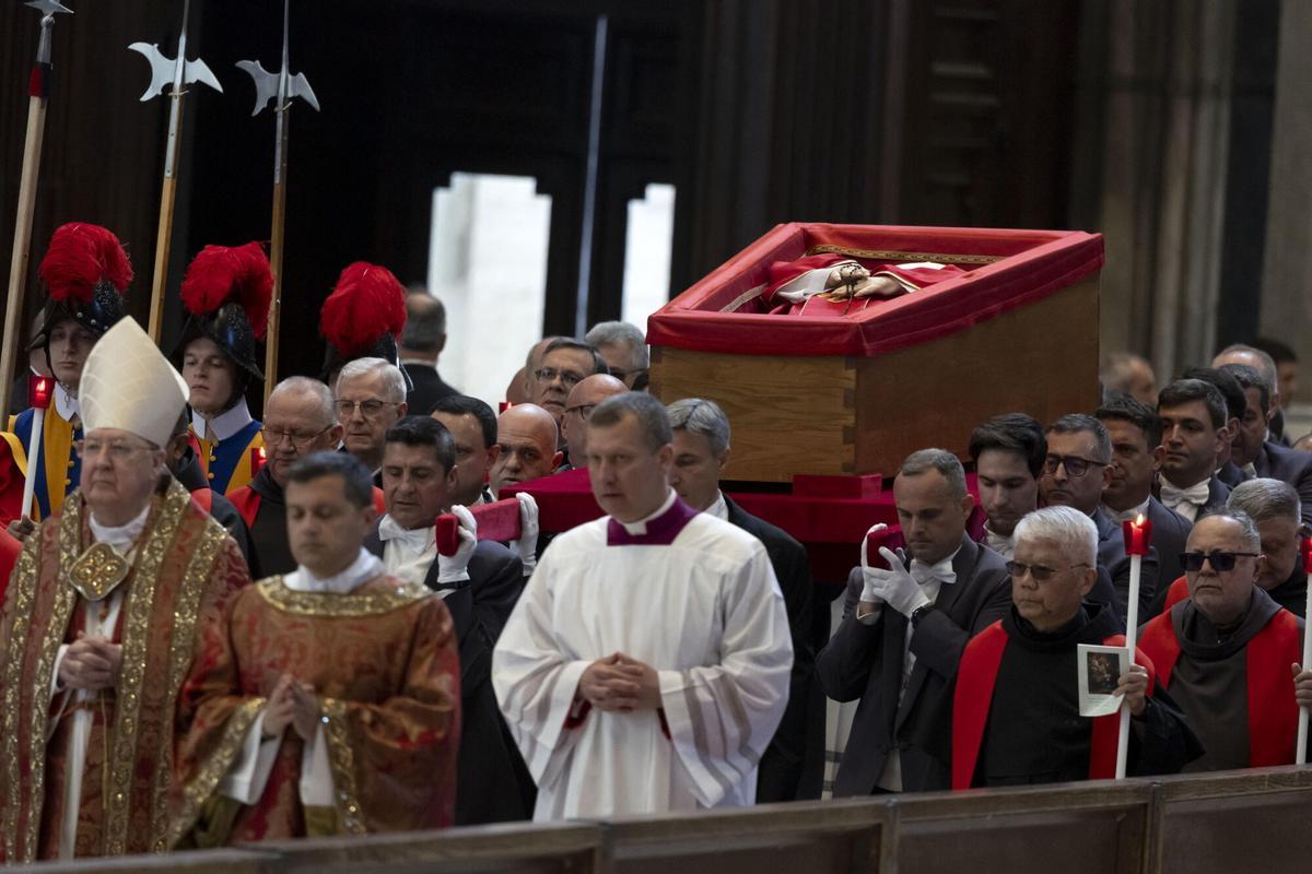 El trasllat del fèretre del papa Francesc a la basílica de Sant Pere, en imatges