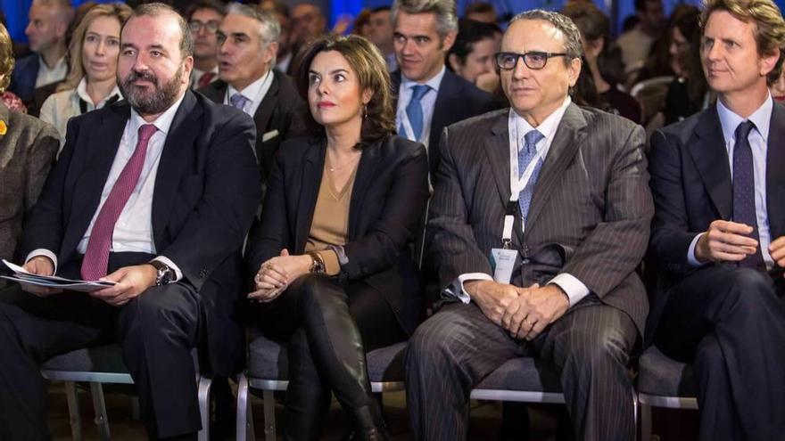 La vicepresidenta del Gobierno de España, Soraya Sáenz de Santamaría, flanqueada por José Luis Sainz, presidente de la AEDE, y Javier Moll, presidente de Prensa Ibérica, grupo al que pertenece LA NUEVA ESPAÑA (a la derecha), que tiene a su lado a Carlos Godó, consejero delegado del grupo Godó.