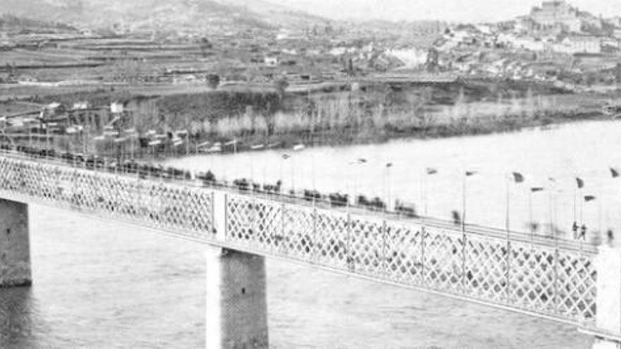 Imagen histórica del puente internacional de Tui. // FdV