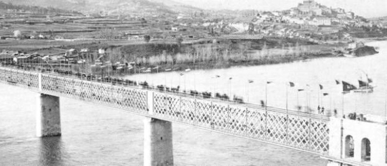 Imagen histórica del puente internacional de Tui. // FdV