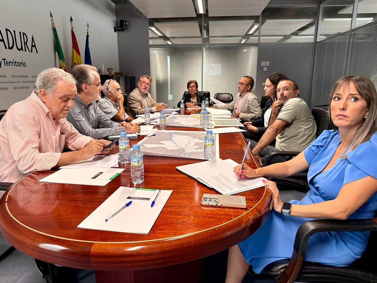 Reunión para coordinar acciones que garanticen el abastecimiento a las zonas afectadas por el incendio de Pinofranqueado