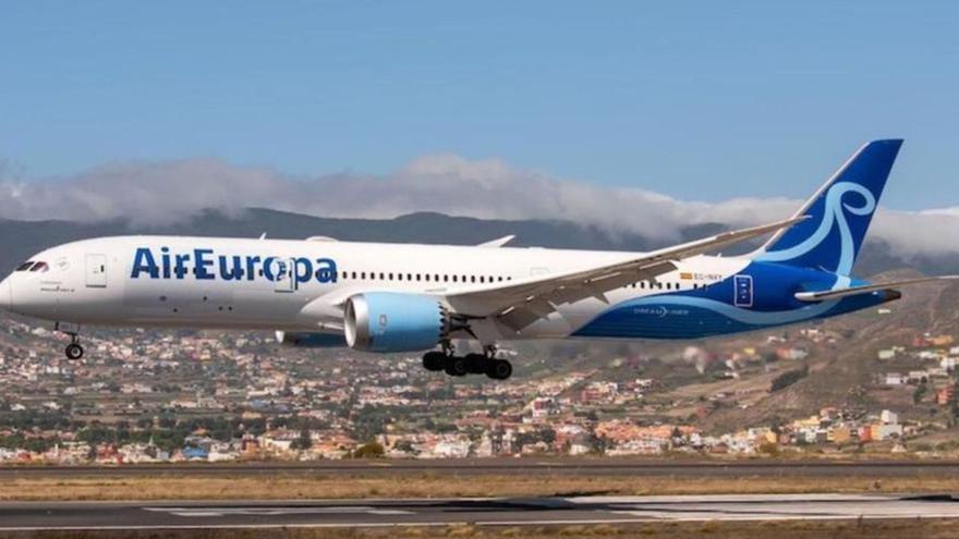 Un avión de Air Europa aterriza en el aeropuerto Tenerife Norte Ciudad de La Laguna.