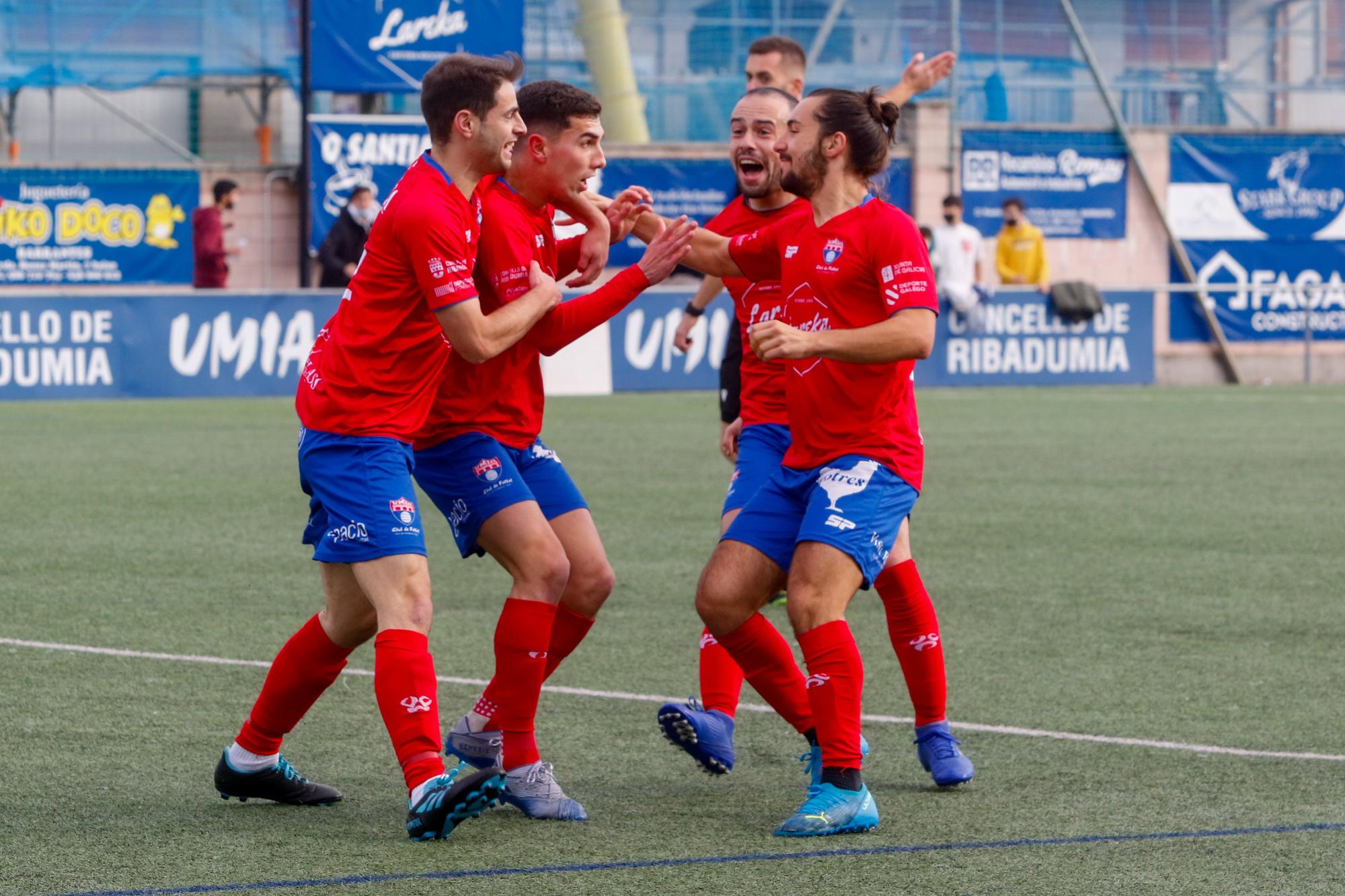 Las imágenes de la victoria del Umia sobre el Pontevedra B en A Bouza (3-0)