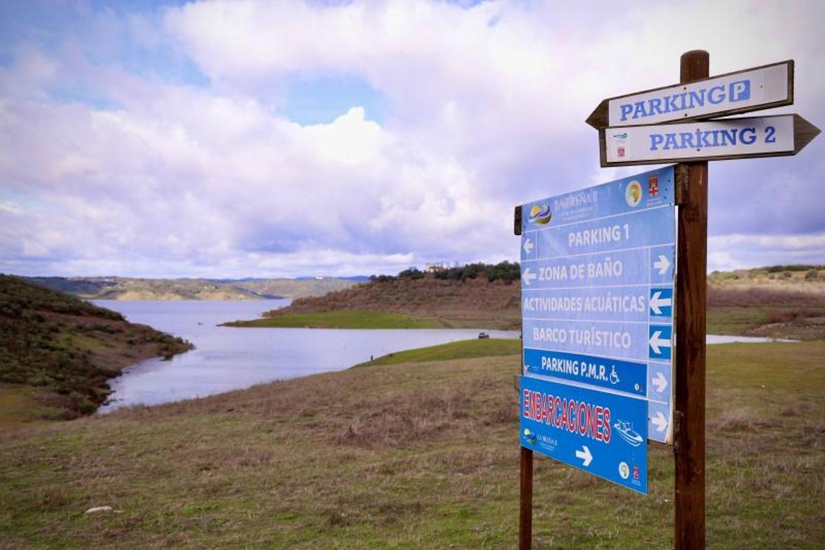 Paneles informativos en el pantano de La Breña este fin de semana.