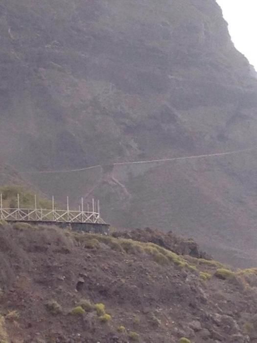 Un desprendimiento en una carretera de Tenerife obliga a rescatar a 174 personas