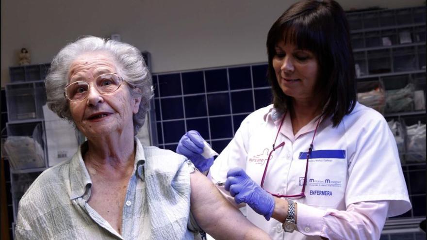 Una mujer se vacuna contra la gripe en el centro de salud de San Juan (Murcia)