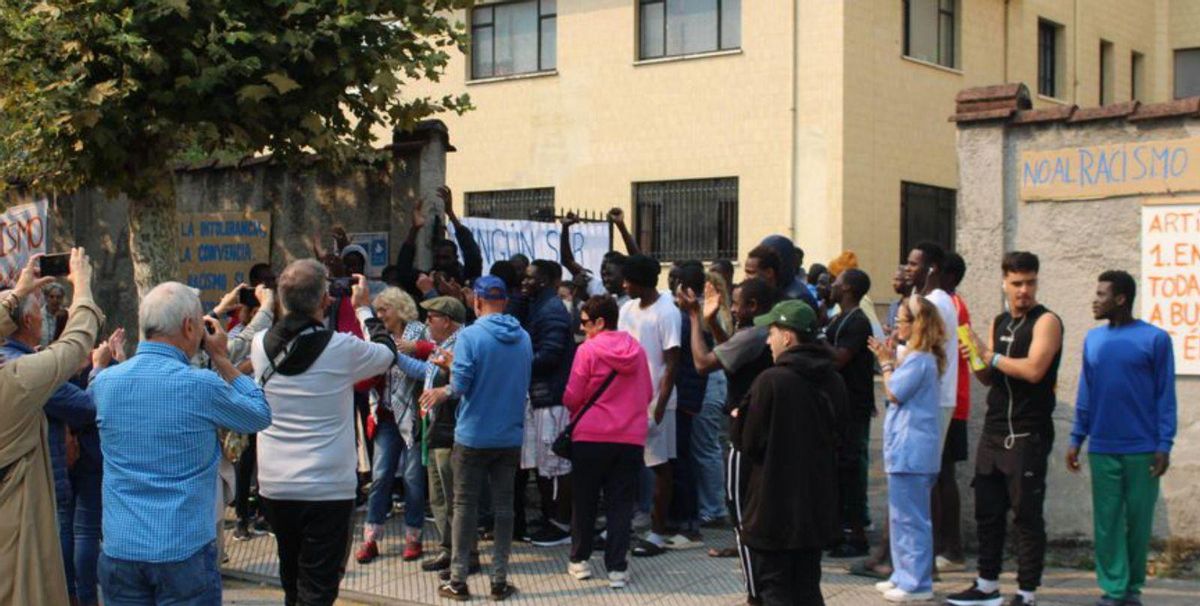 Tensión en Sotrondio entre manifestantes "antirracistas" y dirigentes de Vox