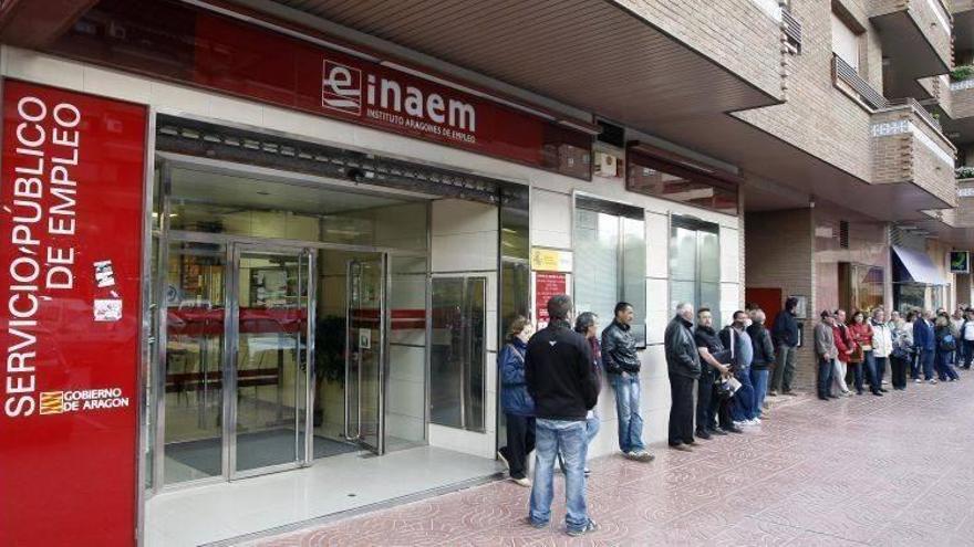 El desempleo cae en Aragón pero aún duplica las cifras precrisis