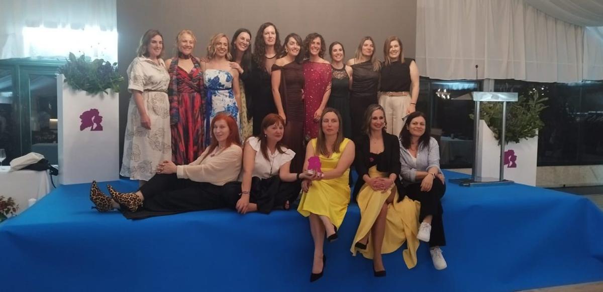 Las mujeres del Vila de Cangas reciben su galardón Femupo | G.N./FDV