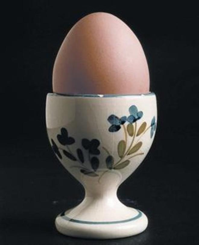 DESAYUNO CLÁSICO. Un huevo cocido servido en una huevera.