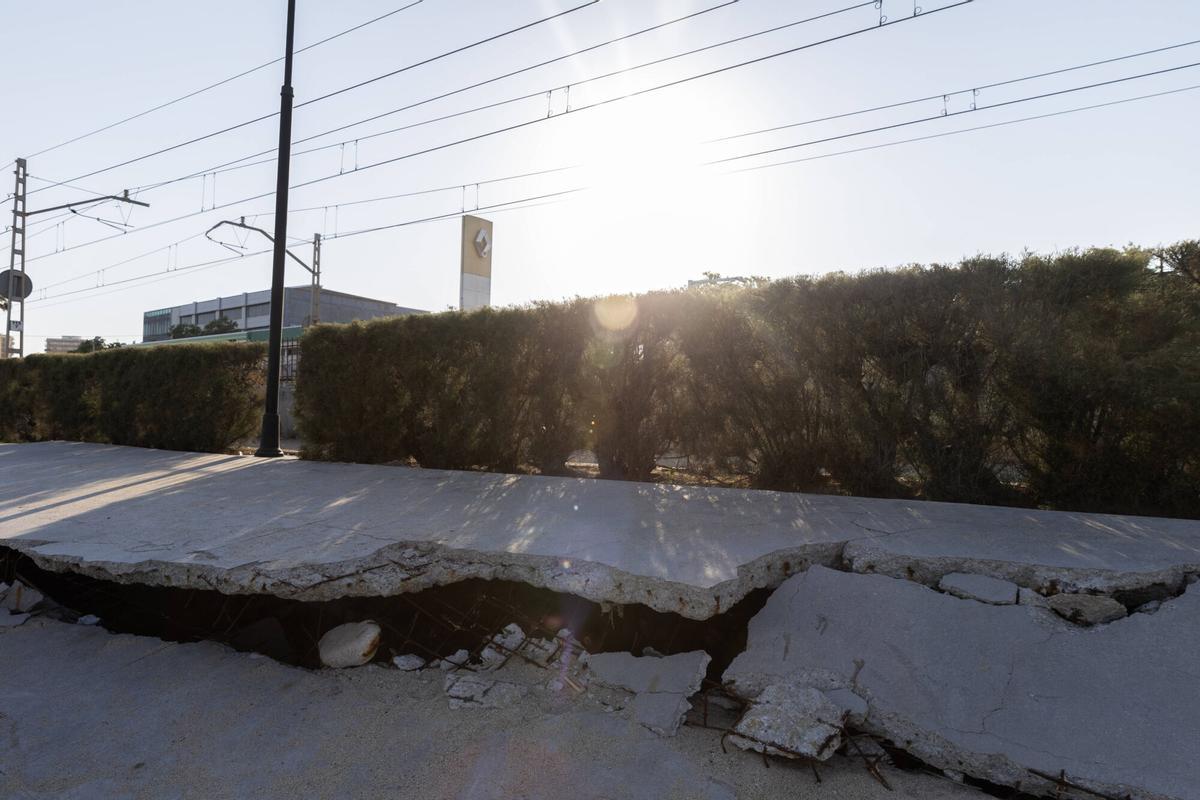Falta de arena en las playas de Montgat y de Badalona. Playa de la Barca Maria (Badalona) donde una borrasca causó desperfectos en el paseo marítimo el pasado mes de enero