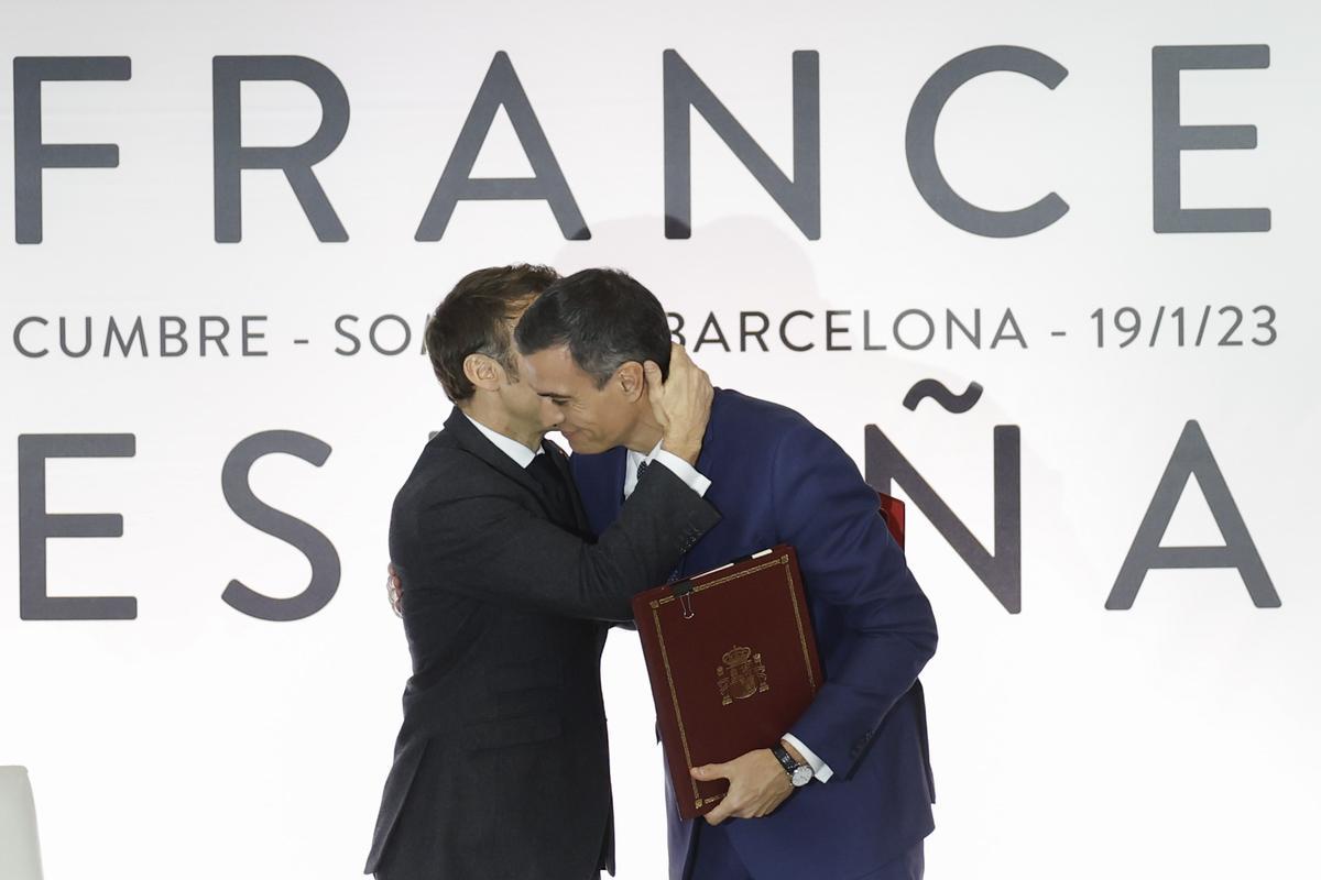 BARCELONA, 19/01/2023.- El presidente del Gobierno, Pedro Sánchez (c-d), abraza al presidente francés, Emmanuel Macron, durante la ceremonia de firma de acuerdos celebrada en el marco de la Cumbre Hispanofrancesa, este jueves, en Barcelona.