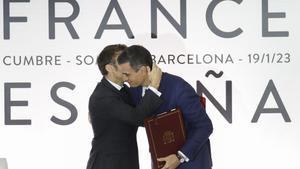 BARCELONA, 19/01/2023.- El presidente del Gobierno, Pedro Sánchez (c-d), abraza al presidente francés, Emmanuel Macron, durante la ceremonia de firma de acuerdos celebrada en el marco de la Cumbre Hispanofrancesa, este jueves, en Barcelona. 