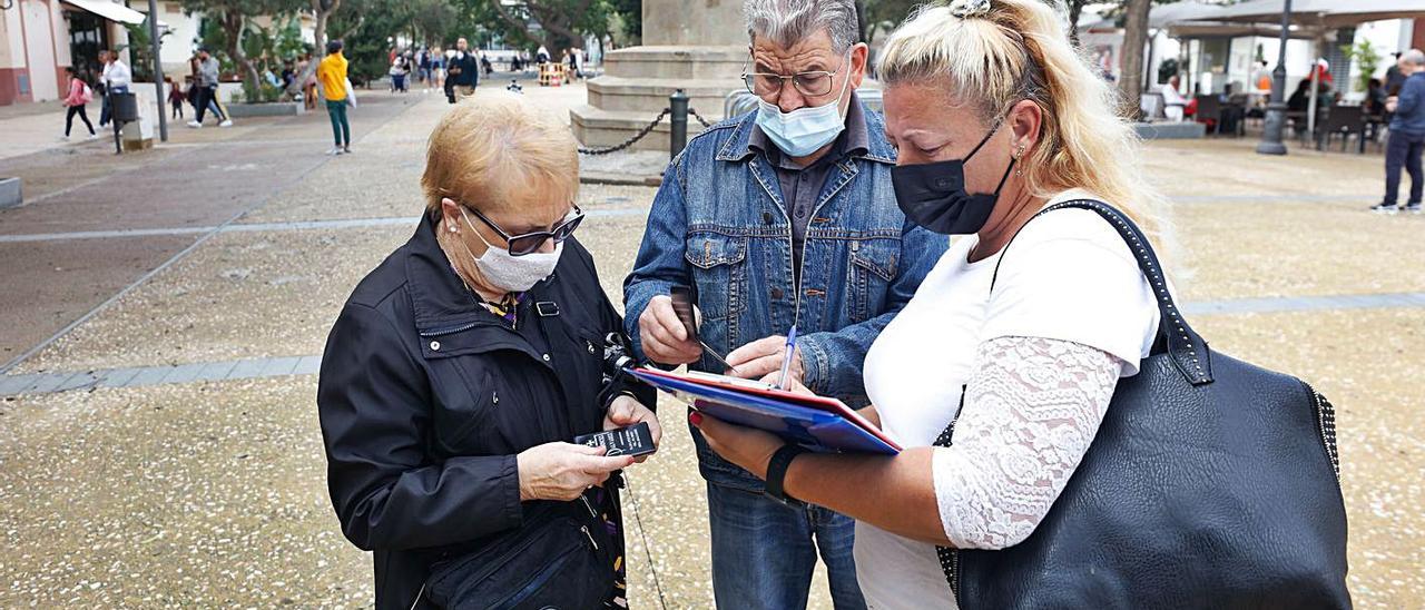 Una vecina del edificio Don Pepe recogiendo firmas ayer en el paseo Vara de Rey.