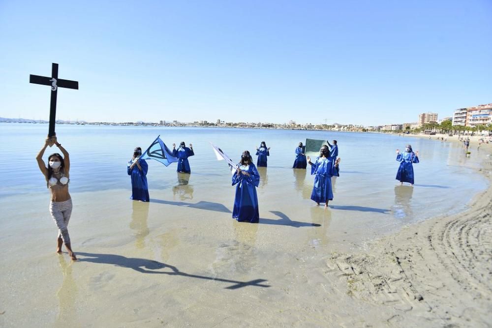 Centenares de personas se concentran en Villananitos para alertar del mal estado del Mar Menor