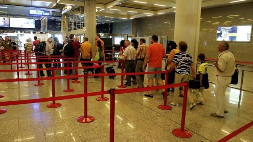 Pasajeros esperan para pasar el filtro de seguridad en el aeropuerto de Son Sant Joan.