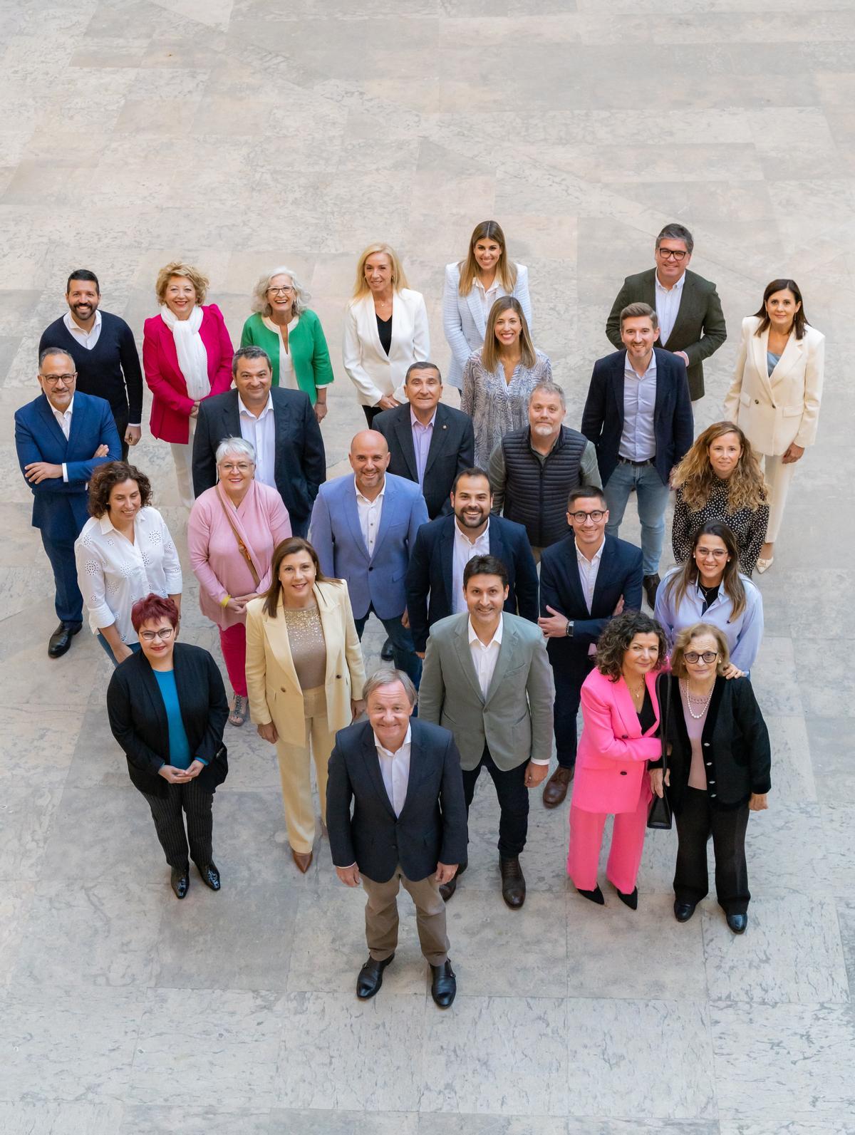 Juan Carlos Moragues, con el resto de los candidatos del PP de Gandia.