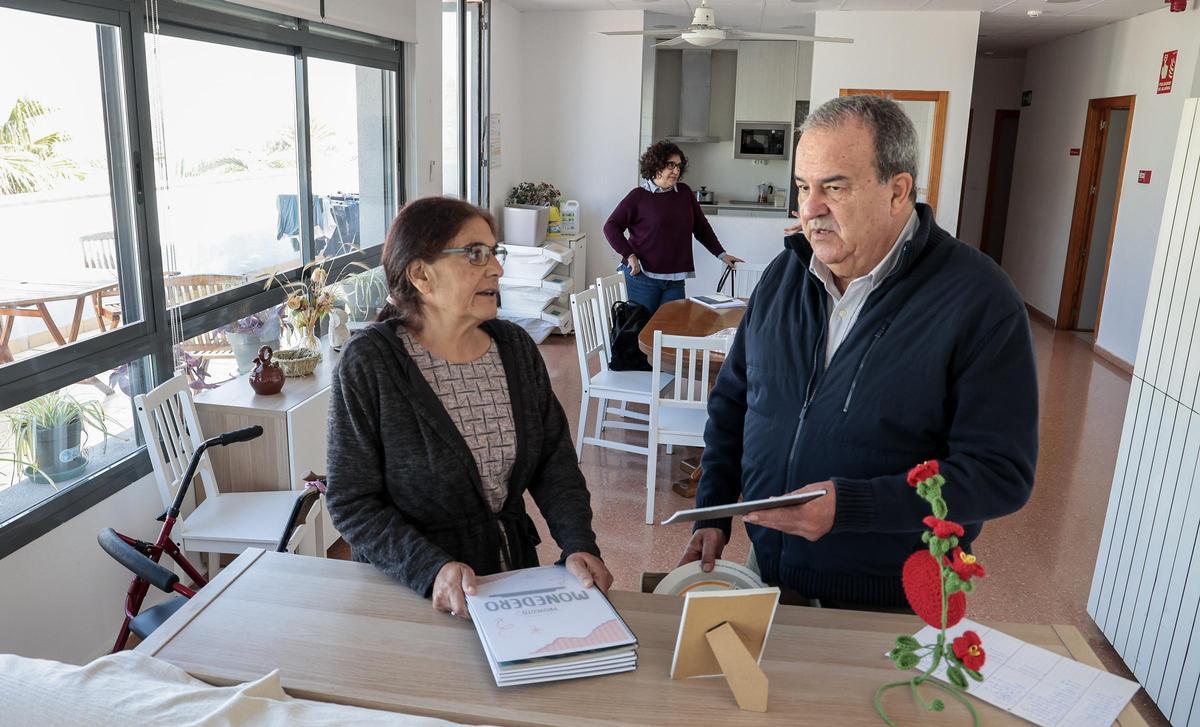 El director de Cáritas Elche, Jaime Pascual, con Loli, una de las personas atendidas en Cáritas