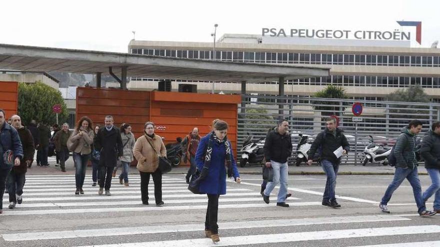 Trabajadores del centro de Vigo de PSA Peugeot Citroën.  // Marta G. Brea