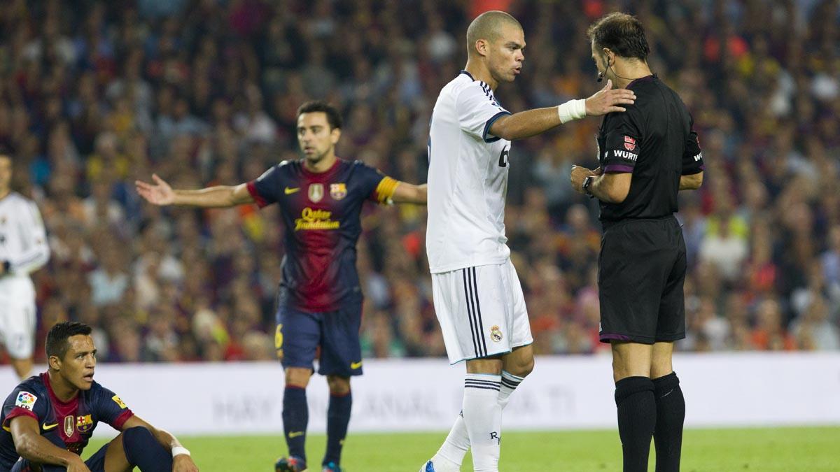 Pepe, después de derribar a Alexis Sánchez en el clásico del 07-10-2012