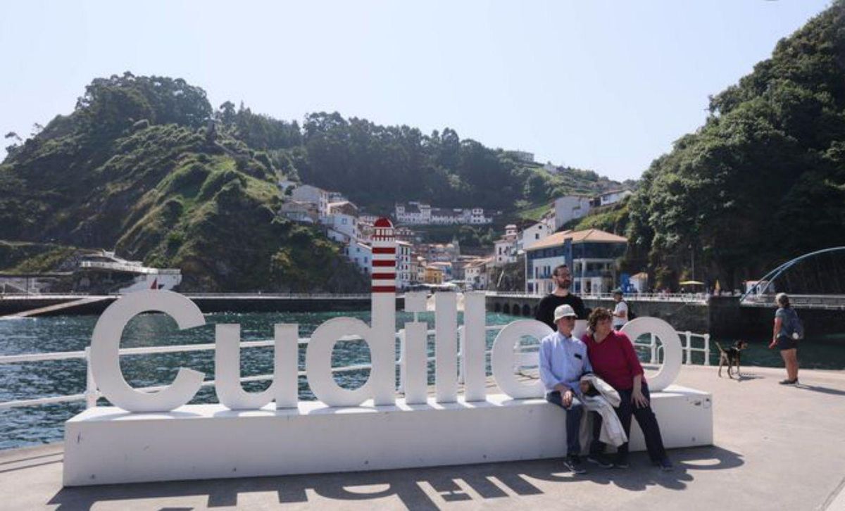 A la izquierda, arriba, las letronas de Cudillero, con el anfiteatro al fondo. Debajo, obras con la casa de La Torre, verde, al fondo, a la venta. Sobre estas líneas, la Sala de las Tres Culturas.