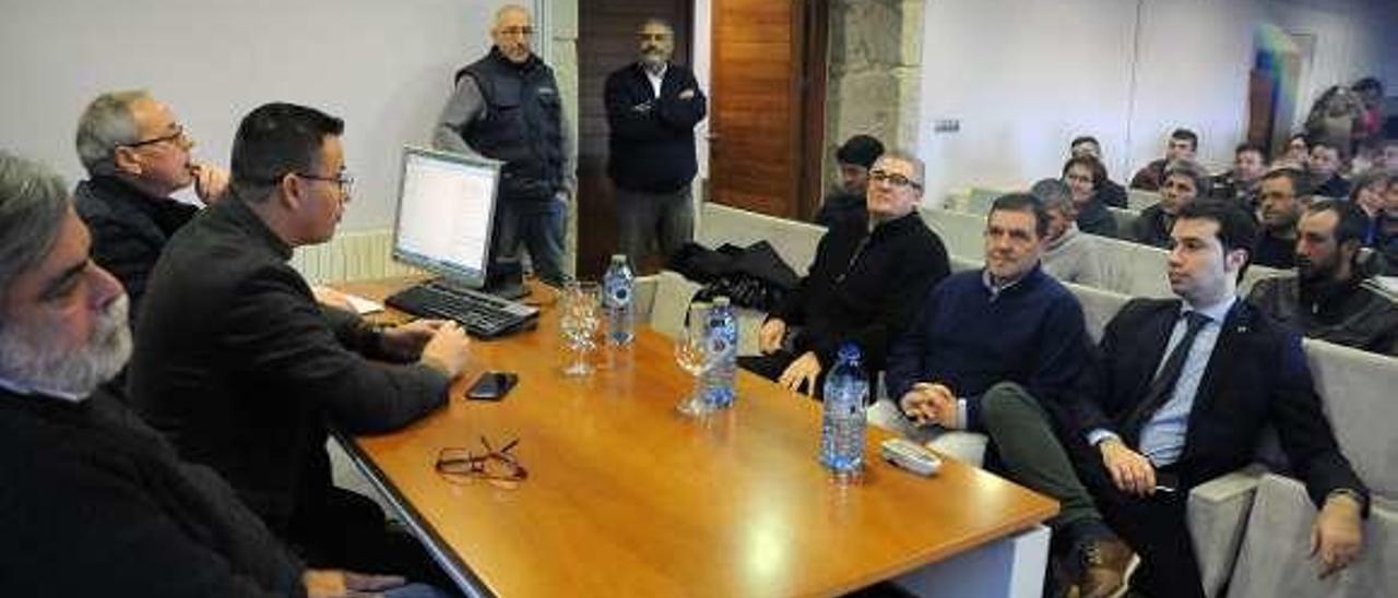 El conselleiro José González reunido ayer en Coles. // FdV