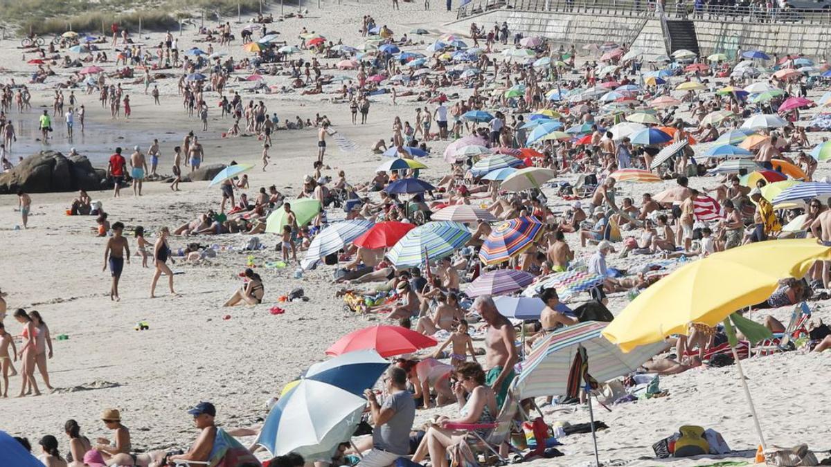 El arenal de Samil se llenó ayer con las altísimas temperaturas, de hasta 33 grados.   | // RICARDO GROBAS