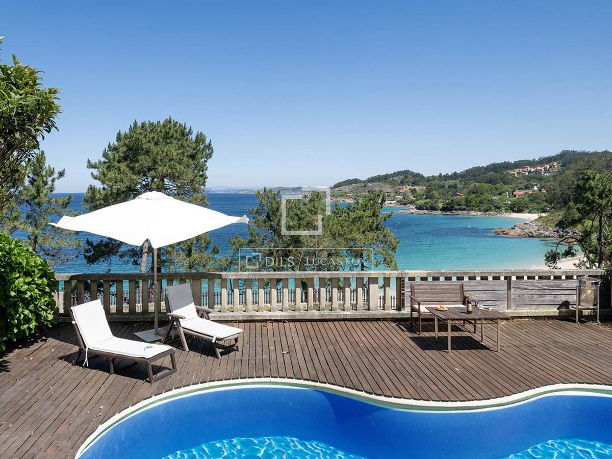 Así es el chalé a la venta que se situá a unos metros de una de las calas más hermosas de Cangas