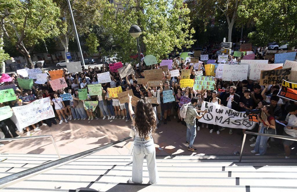 Todas las imágenes de la protesta por la Ebau y las cargas policiales junto a la Consejería de Educación