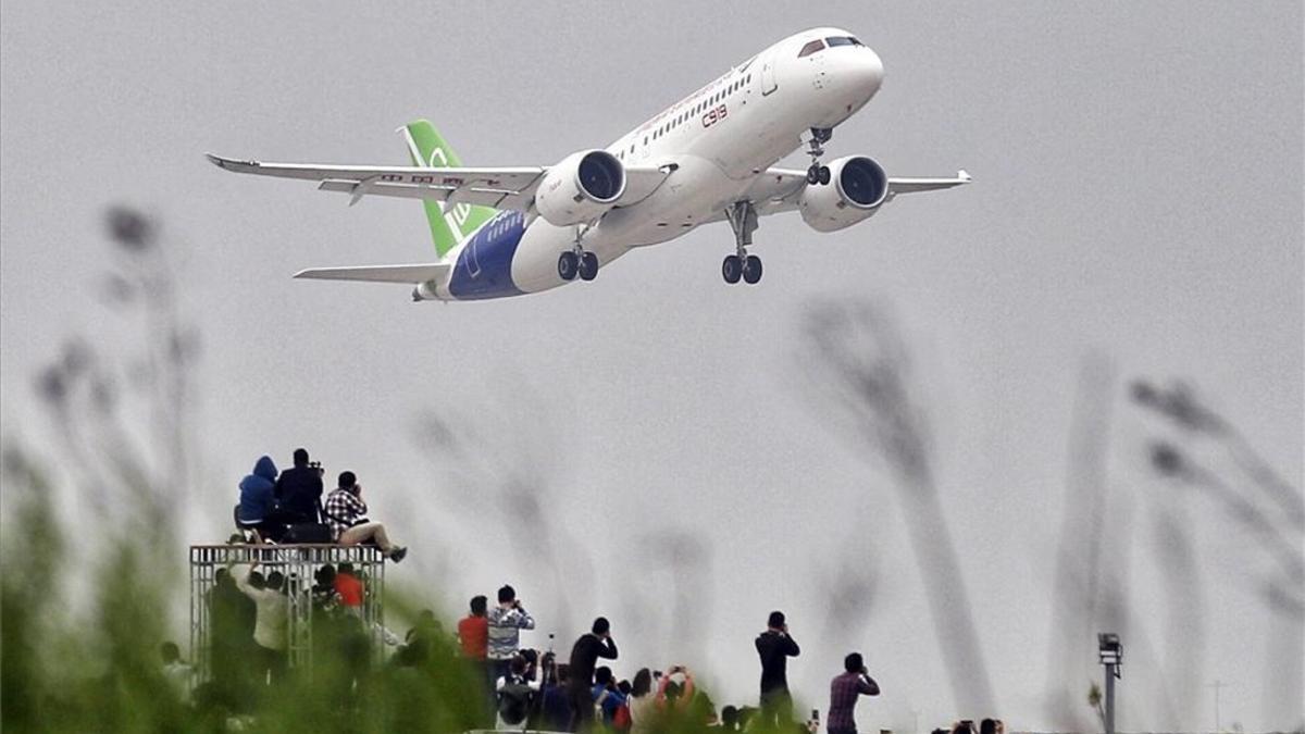 El avión chino COMAC C919 en su primer vuelo.