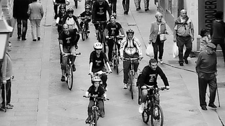 Varios ciclistas se desplazan por el casco antiguo durante la marcha cicloturista celebrada el año pasado.