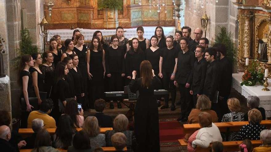 Concierto del coro de A Xunqueira ante los vecinos de Cerponzóns para celebrar su milenario. // G. Santos