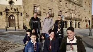 Los jóvenes cofrades inician el paso de la Semana Santa de Gijón con el pregón infantil: "Es una oportunidad para transmitir nuestra pasión"
