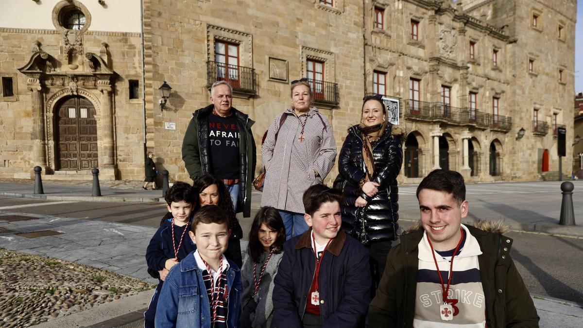 VÍDEO: Los jóvenes cofrades inician el paso de la Semana Santa de Gijón con el pregón infanti