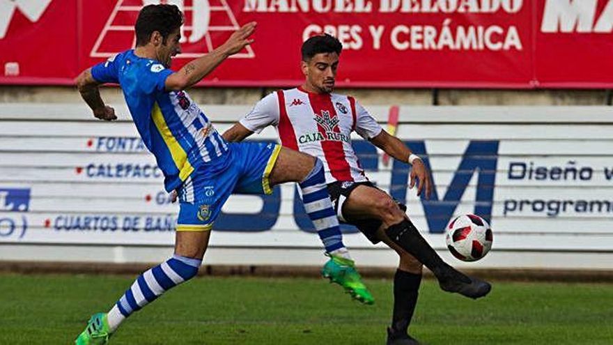 Piña en un encuentro frente al Zamora CF.