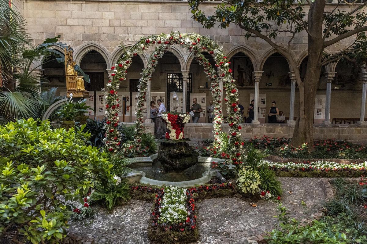 Barcelona 08/06/2023 L’ ou com balla en el dia del Corpus Christi En la foto ‘ panolis ‘ que elaboran y venden en la parroquia y fuente con agua en el claustro de la Puríssima Concepció Foto de Ferran Nadeu