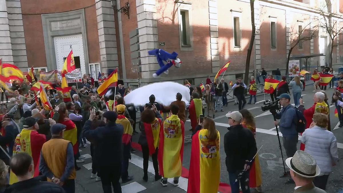 Una vez 150 personas se centran en Ferraz y se quedan con los hermanos Sánchez y Puigdemont