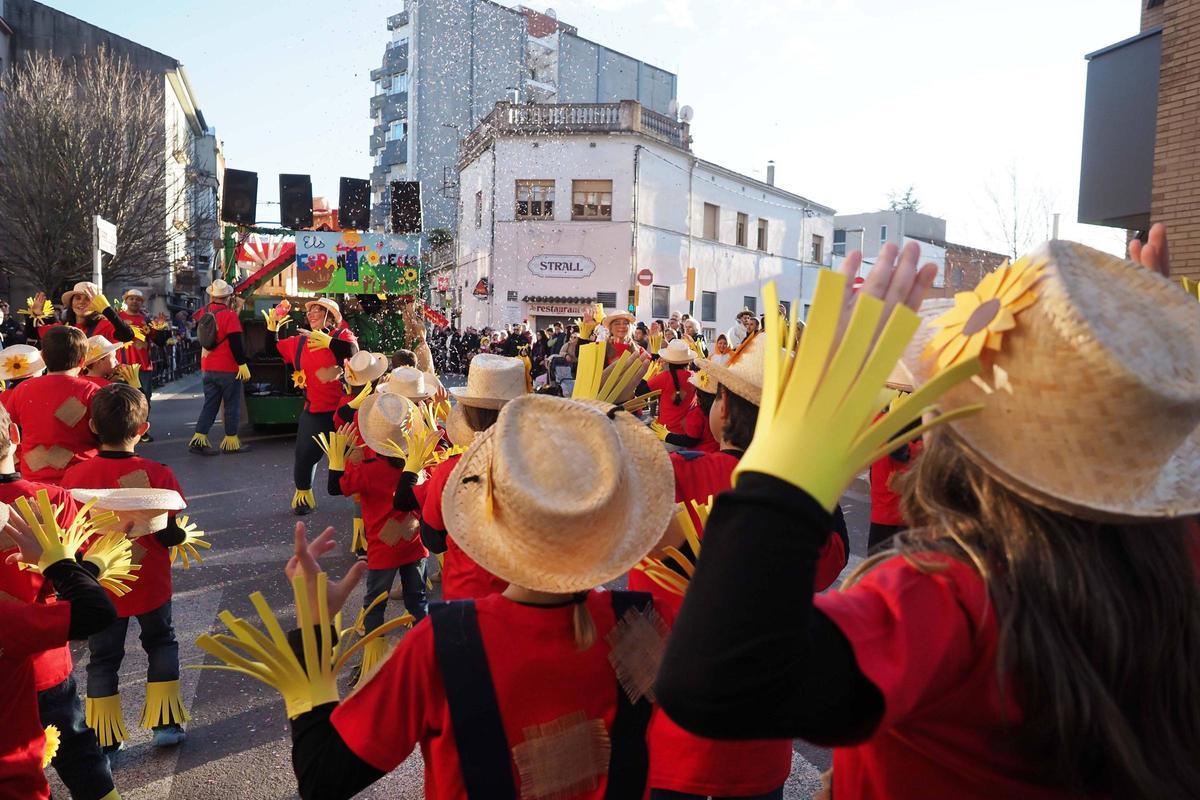 La rua de Carnestoltes pels carrer de Banyoles, ahir.