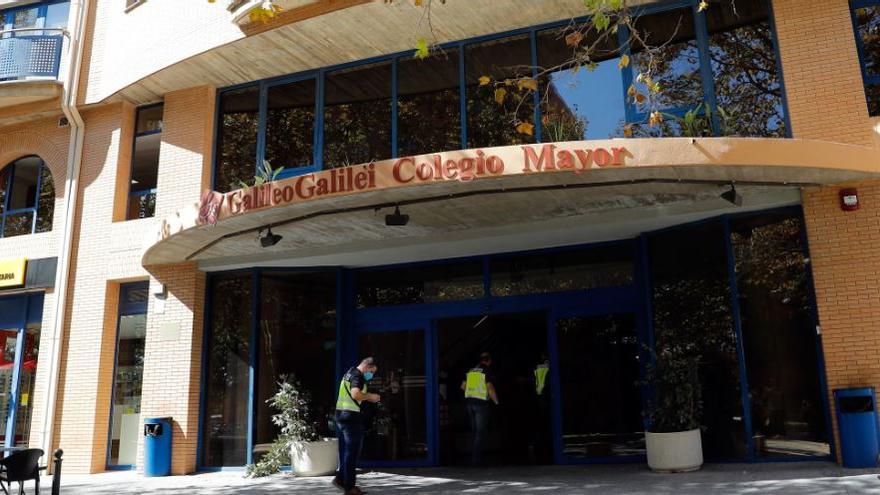 Miembros de la Policía Autonómica se han presentado hoy en el Colegio Mayor Galileo Galilei, en Valencia