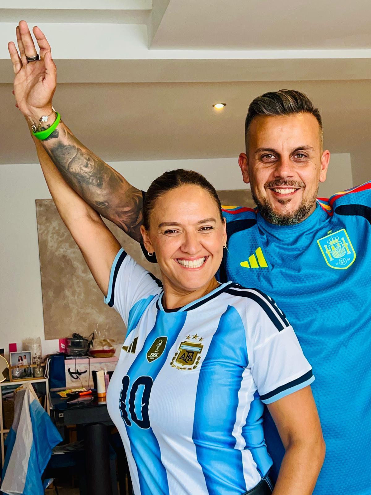 Yanina y Andrés vistiendo las camisetas de sus selecciones