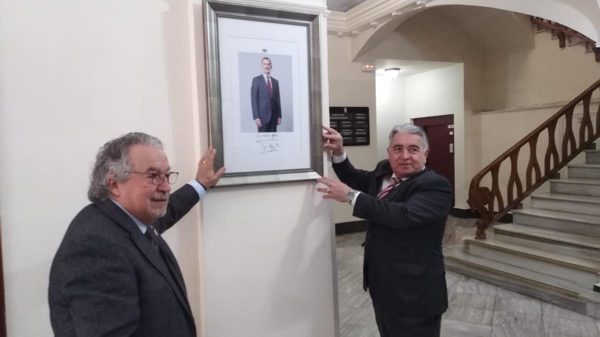 El cuadro con la foto firmada por el rey ya luce en la sede de Fomento