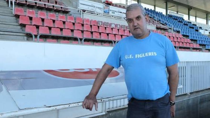 L&#039;encarregat de material del Figueres, Met Vila, ahir a l&#039;estadi de Vilatenim.