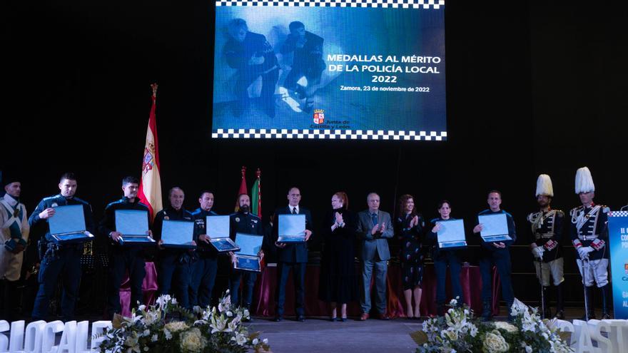 GALERÍA | Entrega de medallas a noventa policías locales de Castilla y León en Zamora