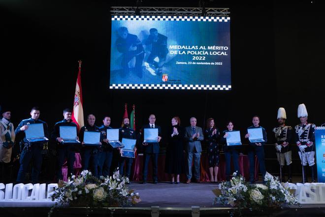 GALERÍA | Entrega de medallas a noventa policías locales de Castilla y León en Zamora