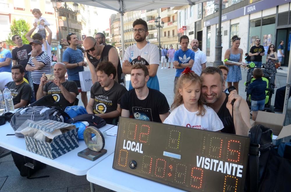 El baloncesto veterano sale a las calles de Vilagarcía. // Noé Parga