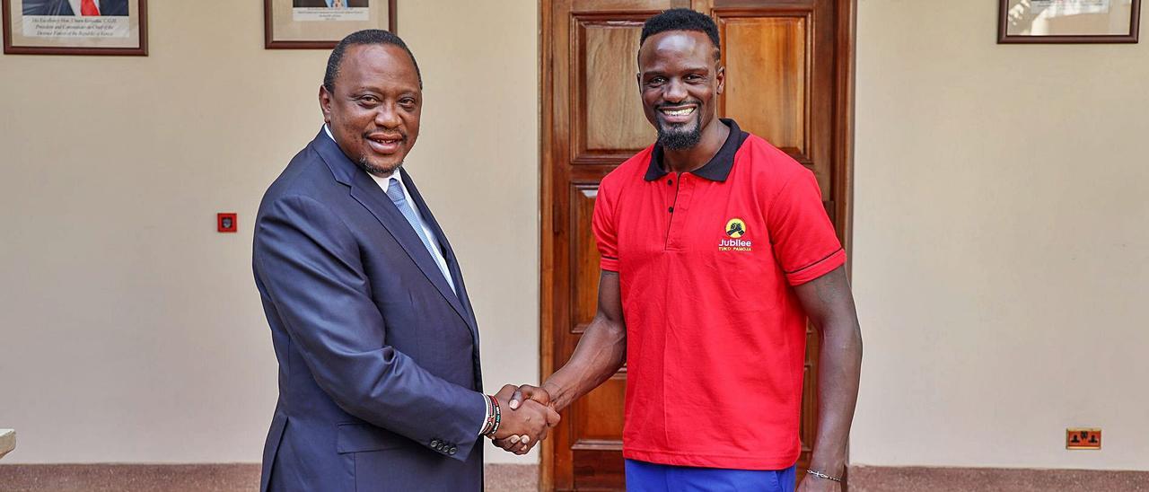 Mariga, a la derecha, saluda al presidente de Kenia, Uhuru Kenyatta.