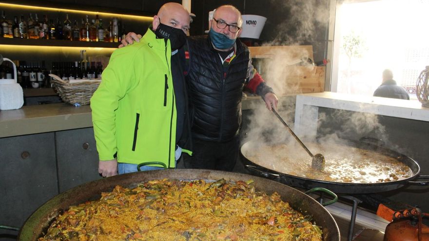 En el restaurante Nuun, Juanjo Medina (i) han cocinado este viernes dos paellas, para 50 personas cada una.