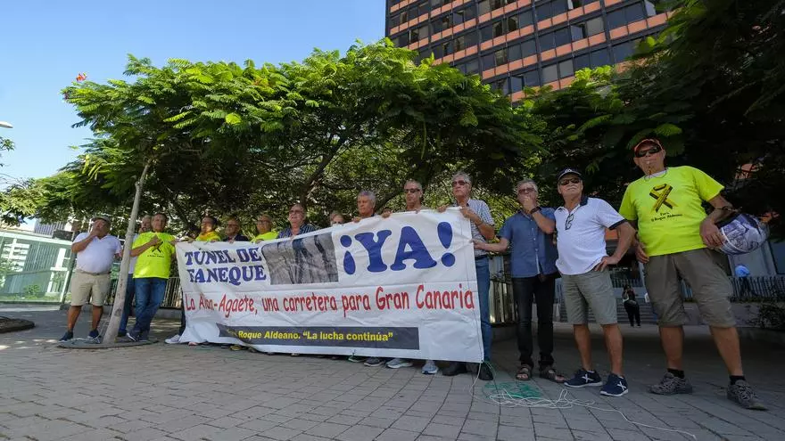 La Aldea recupera la pancarta y los gritos de protesta por el retraso en la carretera