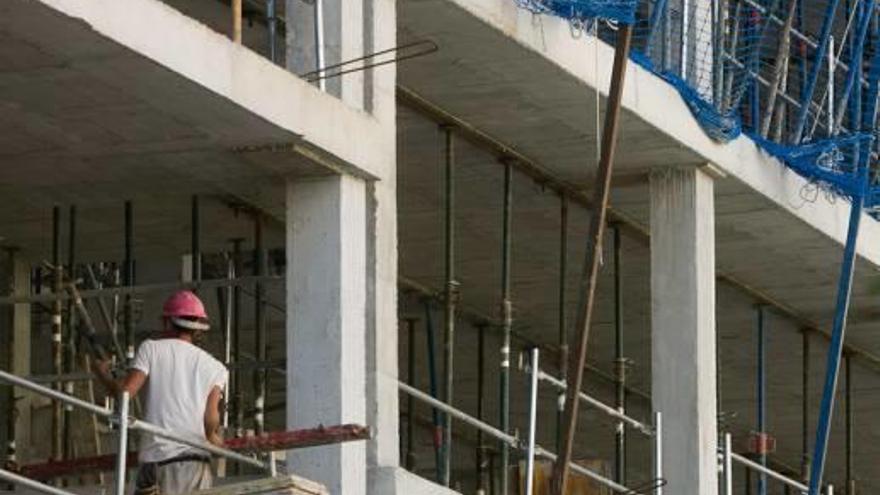 El sector de la construcción registra en la provincia de Alicante cinco accidentes laborales al día